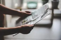 Symbolbild - Zeitung / Zeitschrift in Händen